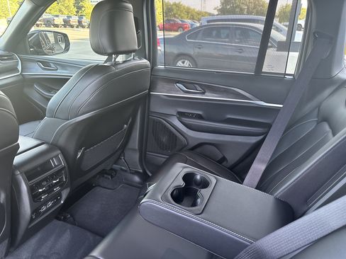 Used 2025 Jeep Grand Cherokee Limited w/ Luxury Tech Group II AWD/4WD image 34