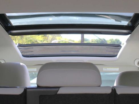 Used 2018 Volkswagen Tiguan SE image 35