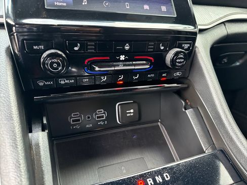Used 2025 Jeep Grand Cherokee Altitude AWD/4WD image 17