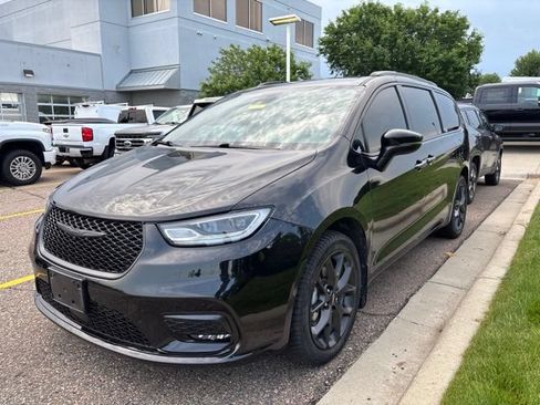 Used 2023 Chrysler Pacifica Touring-L w/ Uconnect Theater Family Group AWD/4WD image 4