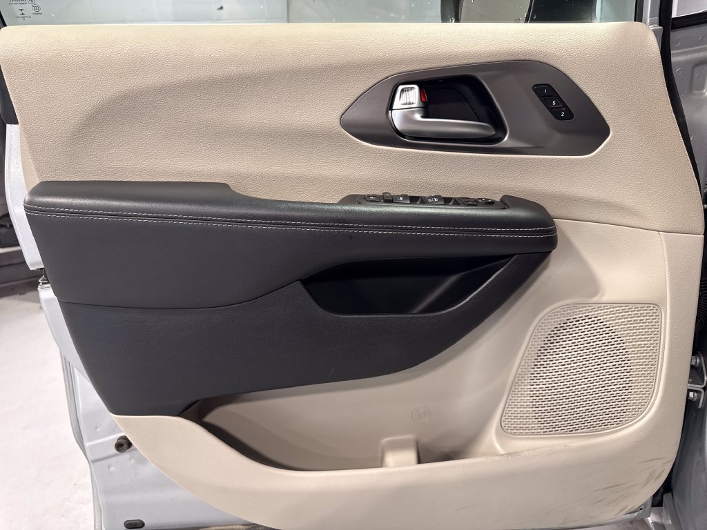 Used 2023 Chrysler Pacifica Touring-L FWD image 30