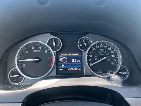 Used 2014 Toyota Tundra SR5 w/ SR5 Upgrade Package RWD image 9