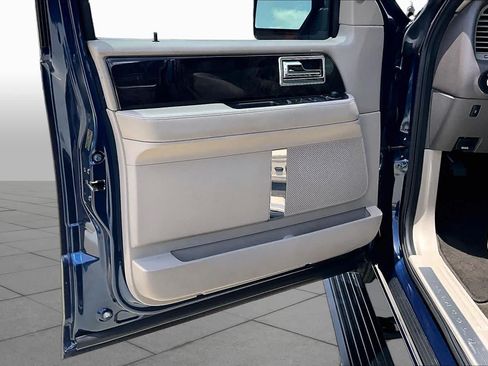Used 2017 Lincoln Navigator Select RWD image 20