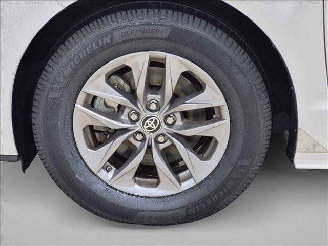 Used 2022 Toyota Sienna LE w/ LE Plus Package FWD image 3