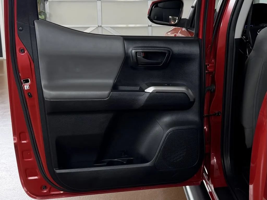 Used 2016 Toyota Tacoma SR5 w/ SR5 Appearance Package (SN) AWD/4WD image 27