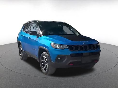 Used 2025 Jeep Compass Trailhawk AWD/4WD image 2