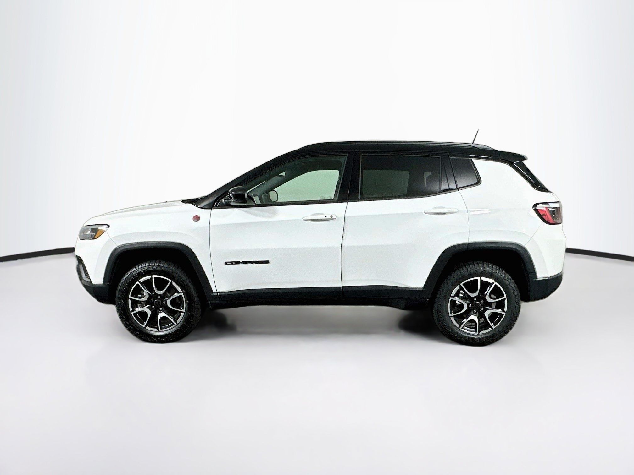 Used 2025 Jeep Compass Trailhawk AWD/4WD image 4