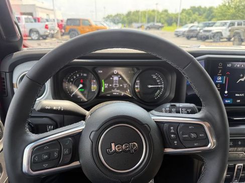 Used 2025 Jeep Wrangler Unlimited Sahara AWD/4WD image 22