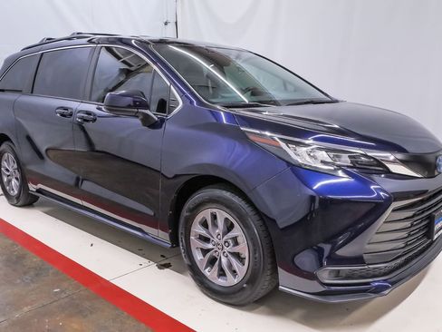 Used 2023 Toyota Sienna LE image 5