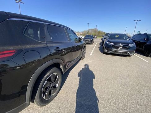 Used 2025 Nissan Rogue SV image 10