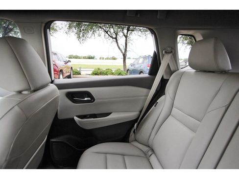 Used 2024 Nissan Rogue SL FWD image 11