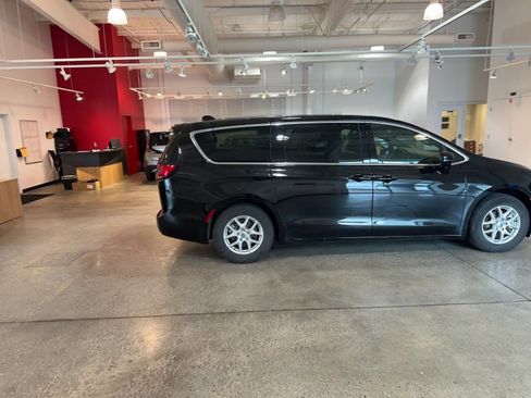 Used 2025 Chrysler Pacifica Select image 16