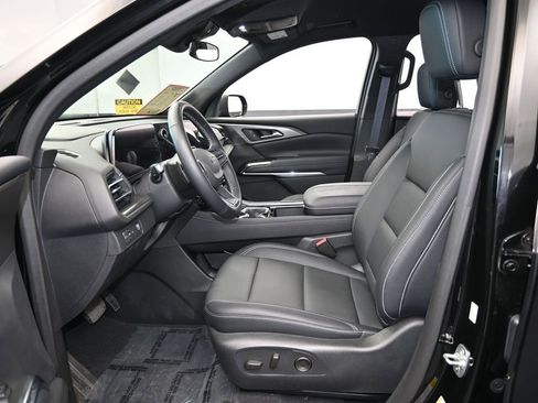 Used 2025 Chevrolet Traverse LT w/ Midnight/Sport Edition image 11