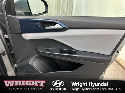 Used 2023 Volkswagen Taos SE w/ Panoramic Sunroof Package image 17