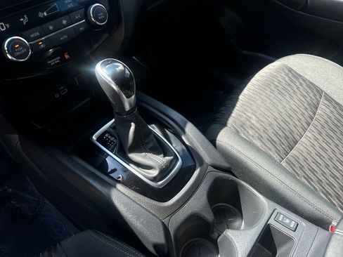 Used 2020 Nissan Rogue SV image 24