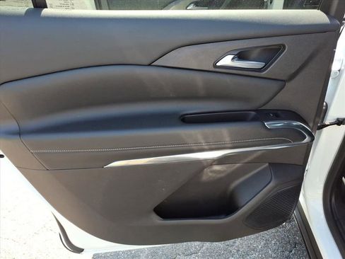 Used 2025 Chevrolet Traverse LT FWD image 19
