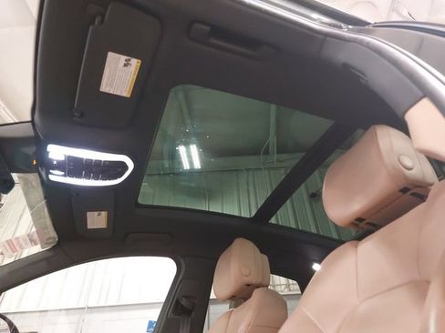 Certified 2019 Porsche Macan AWD/4WD image 32