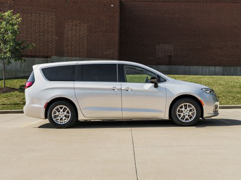 Used 2024 Chrysler Pacifica Touring-L FWD image 3