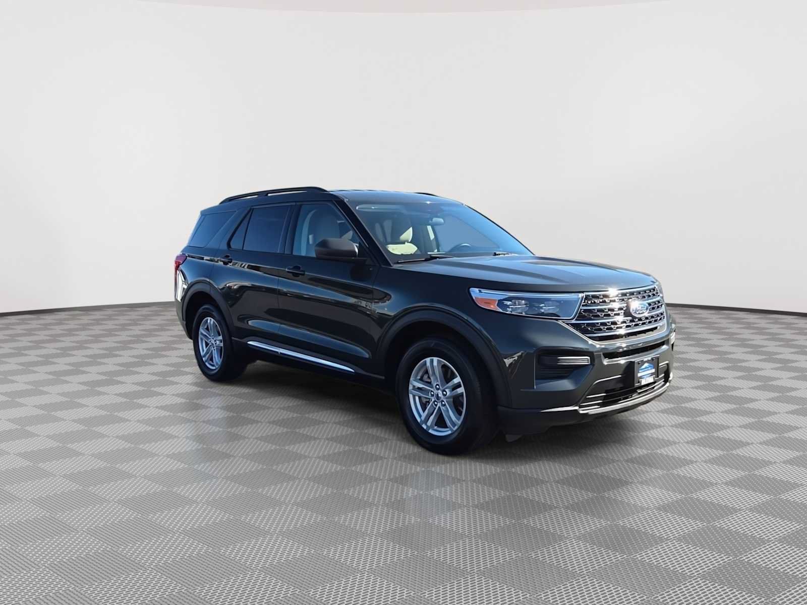 Used 2023 Ford Explorer XLT AWD/4WD image 2