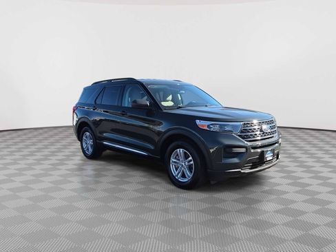 Used 2023 Ford Explorer XLT AWD/4WD image 2