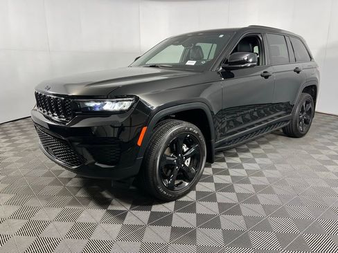 Used 2025 Jeep Grand Cherokee Altitude image 3