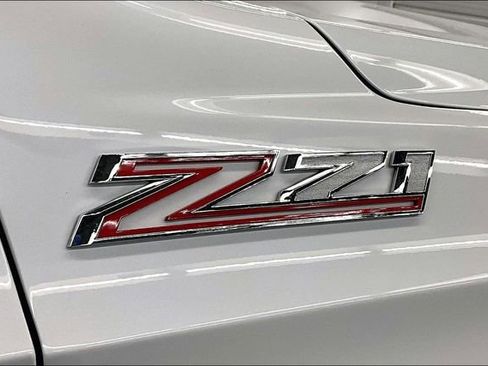 Used 2025 Chevrolet Suburban Z71 image 37