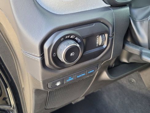 Used 2025 Jeep Wrangler Unlimited Sahara w/ Safety Group image 17