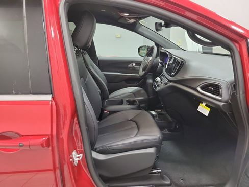 New 2026 Chrysler Pacifica Select image 11