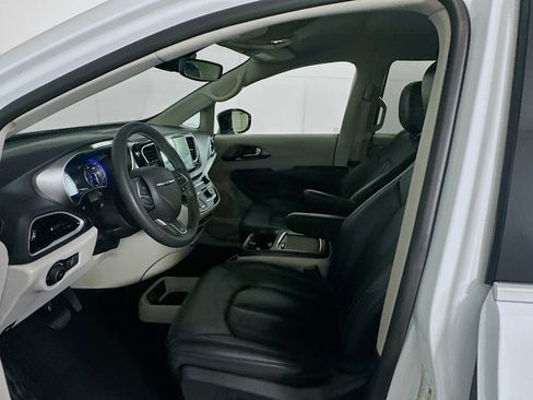 Used 2024 Chrysler Pacifica Touring-L image 13