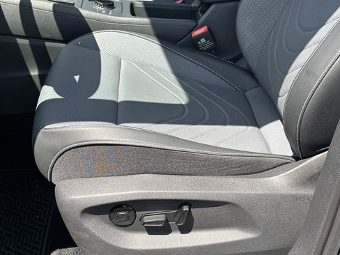 Used 2025 Volkswagen Tiguan SE w/ Panoramic Sunroof Package AWD/4WD image 16