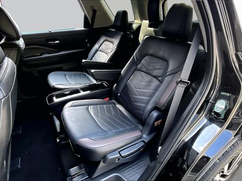 Certified 2025 Nissan Pathfinder Platinum FWD image 20