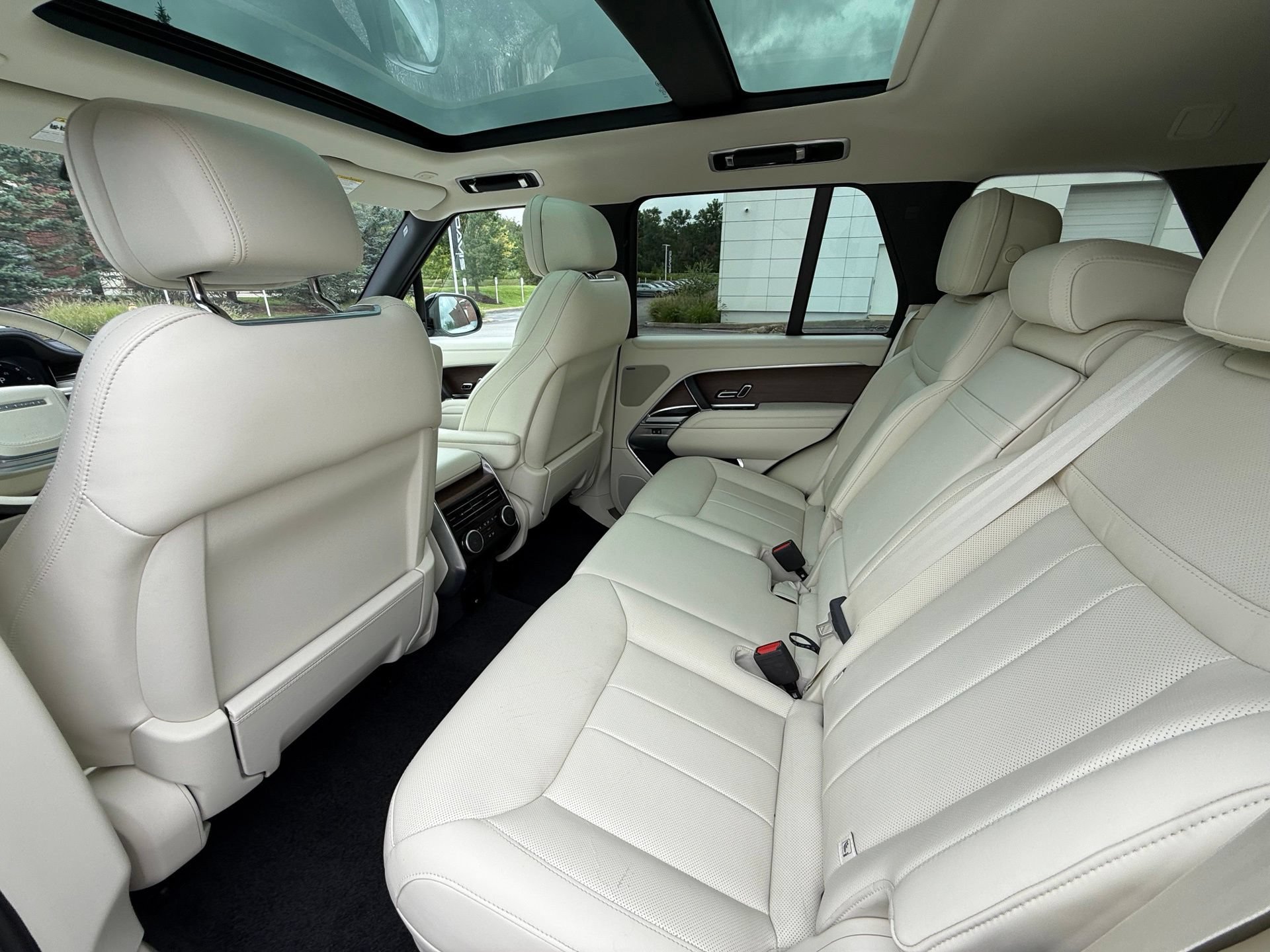 Certified 2025 Land Rover Range Rover SE AWD/4WD image 26