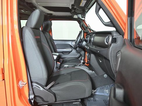 Used 2018 Jeep Wrangler Unlimited Rubicon w/ Dual Top Group image 14