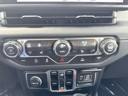Used 2025 Jeep Wrangler Unlimited Sahara AWD/4WD image 17