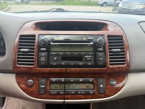 Used 2004 Toyota Camry LE FWD image 19
