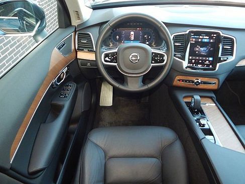 Certified 2025 Volvo XC90 B6 Plus image 5