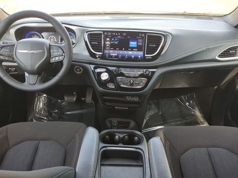 Used 2024 Chrysler Pacifica Touring image 15