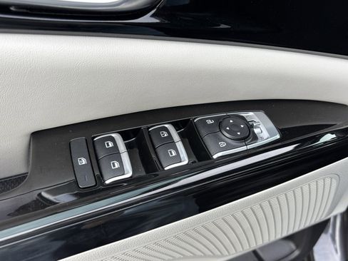 Used 2024 Kia Carnival EX image 15