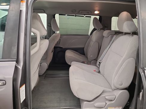 Used 2018 Toyota Sienna LE image 9