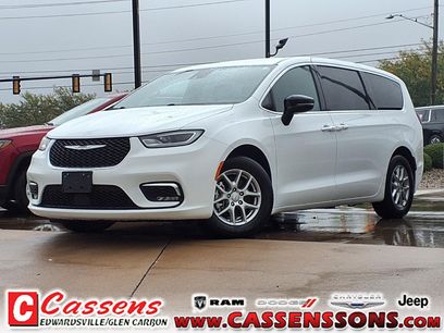 Used 2026 Chrysler Pacifica Select
