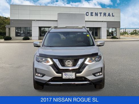Used 2017 Nissan Rogue SL w/ SL Premium Package image 2