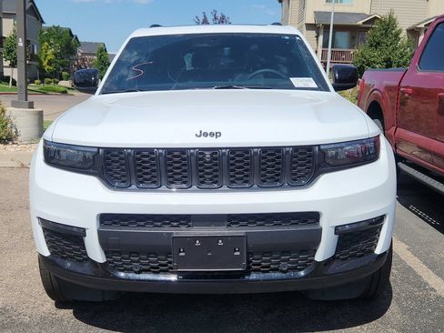 Certified 2025 Jeep Grand Cherokee L Limited w/ Luxury Tech Group II AWD/4WD image 2