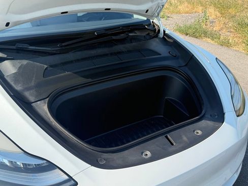 Used 2022 Tesla Model Y Long Range AWD/4WD image 18