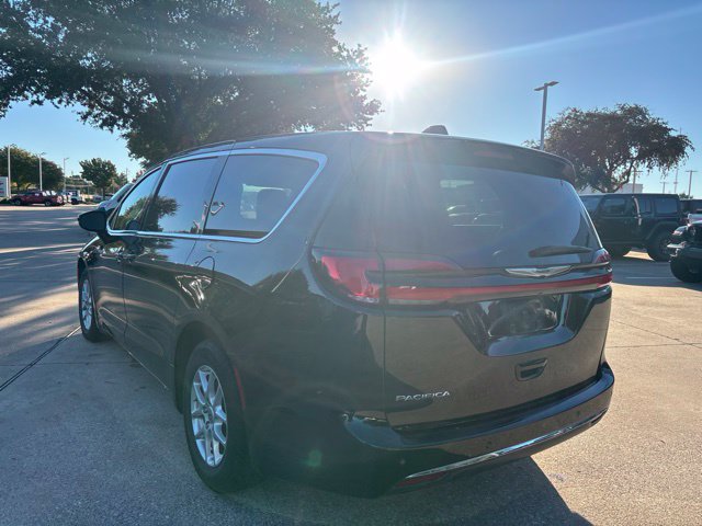 Used 2024 Chrysler Pacifica Touring-L FWD image 7