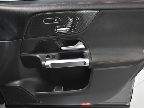 Used 2023 Mercedes-Benz GLB 250 image 14