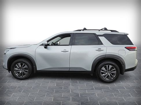 Used 2022 Nissan Pathfinder SV image 4