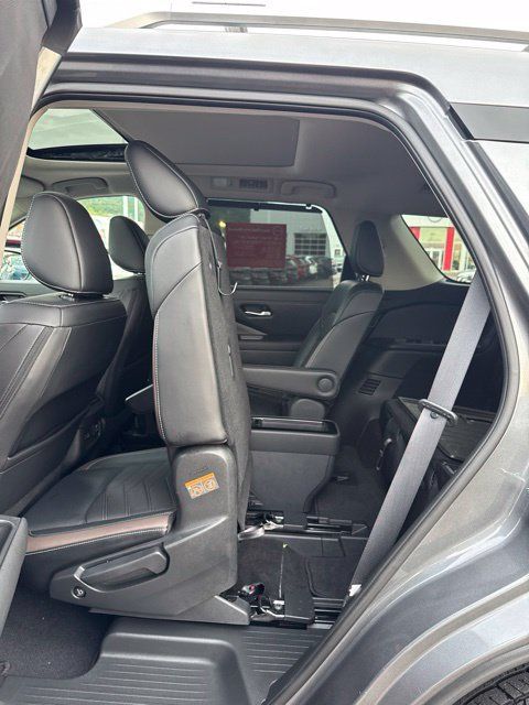 Certified 2023 Nissan Pathfinder Platinum AWD/4WD image 14