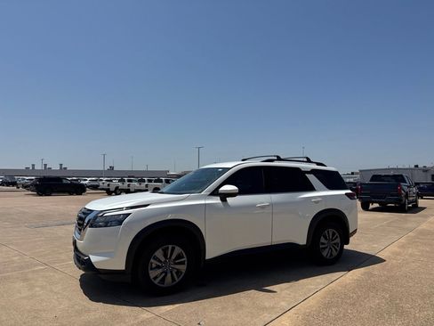 Certified 2024 Nissan Pathfinder SV FWD image 10