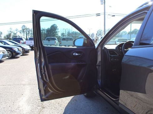 Used 2019 Jeep Cherokee Latitude Plus image 26