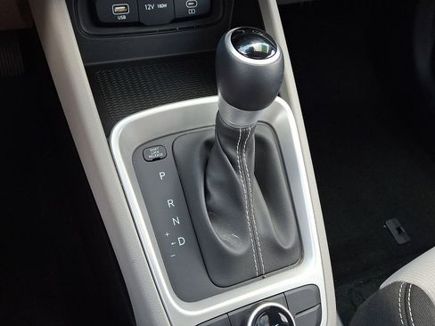 Certified 2023 Hyundai Venue SEL FWD image 15